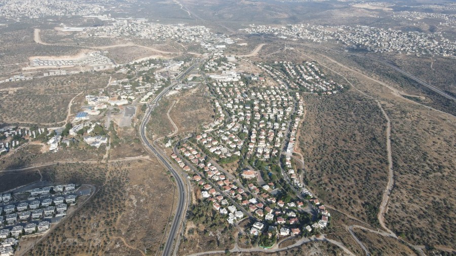 אלקנה  מכיוון מערב  צולם על ידי עודד שורץ ביולי 2022