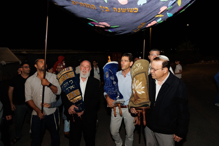 שמעון רוקח, שי שמרלינג והרב יהודה שטרן בהכנסת ספר התורה