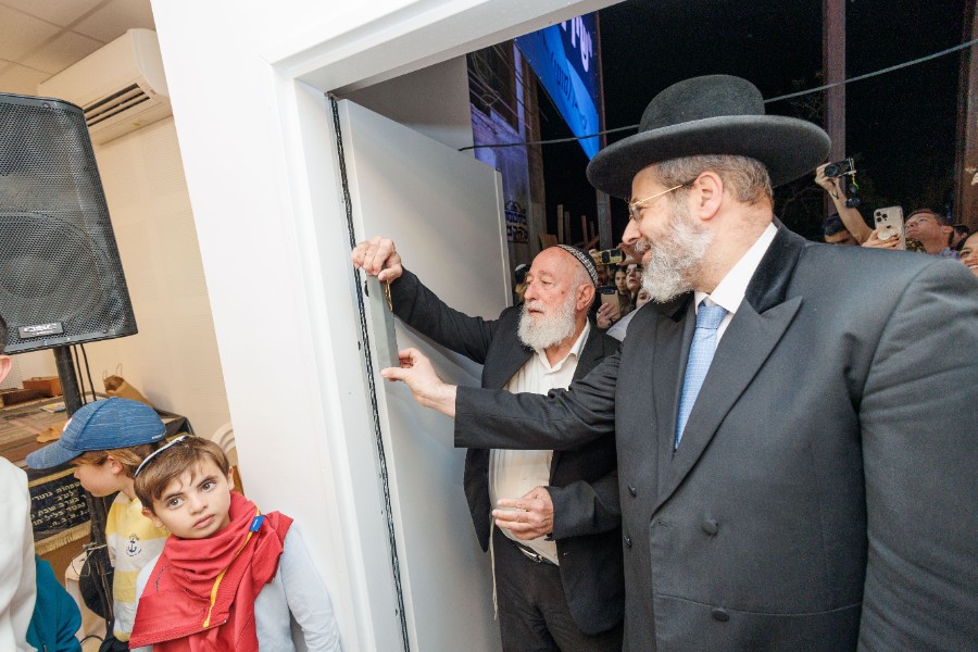 הרב שטרן והרב דוד לאו קובעים מזוזה