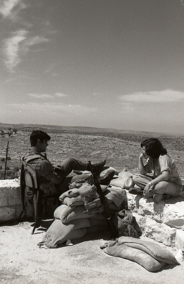 עמדת שמירה על גג בנין המשטרה