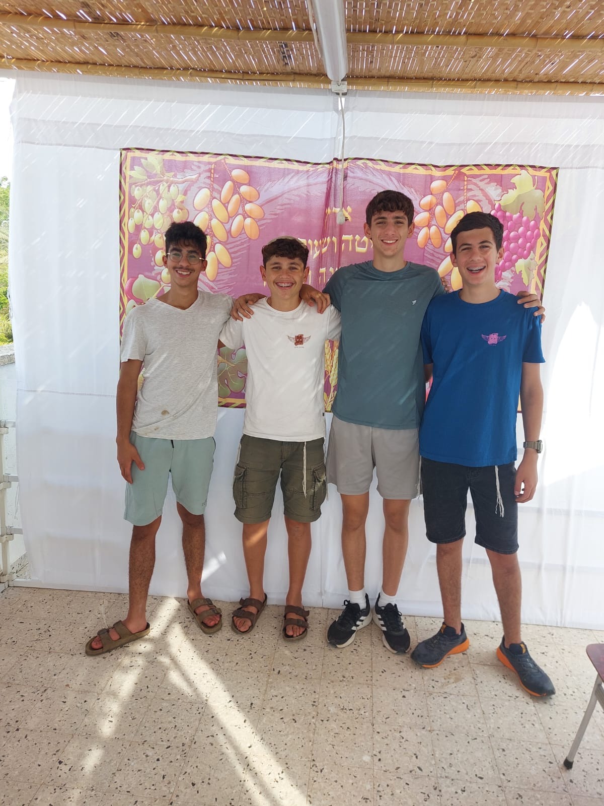 הצוות שהקים סוכה ליפה ואלי דקל (16/09/2025)