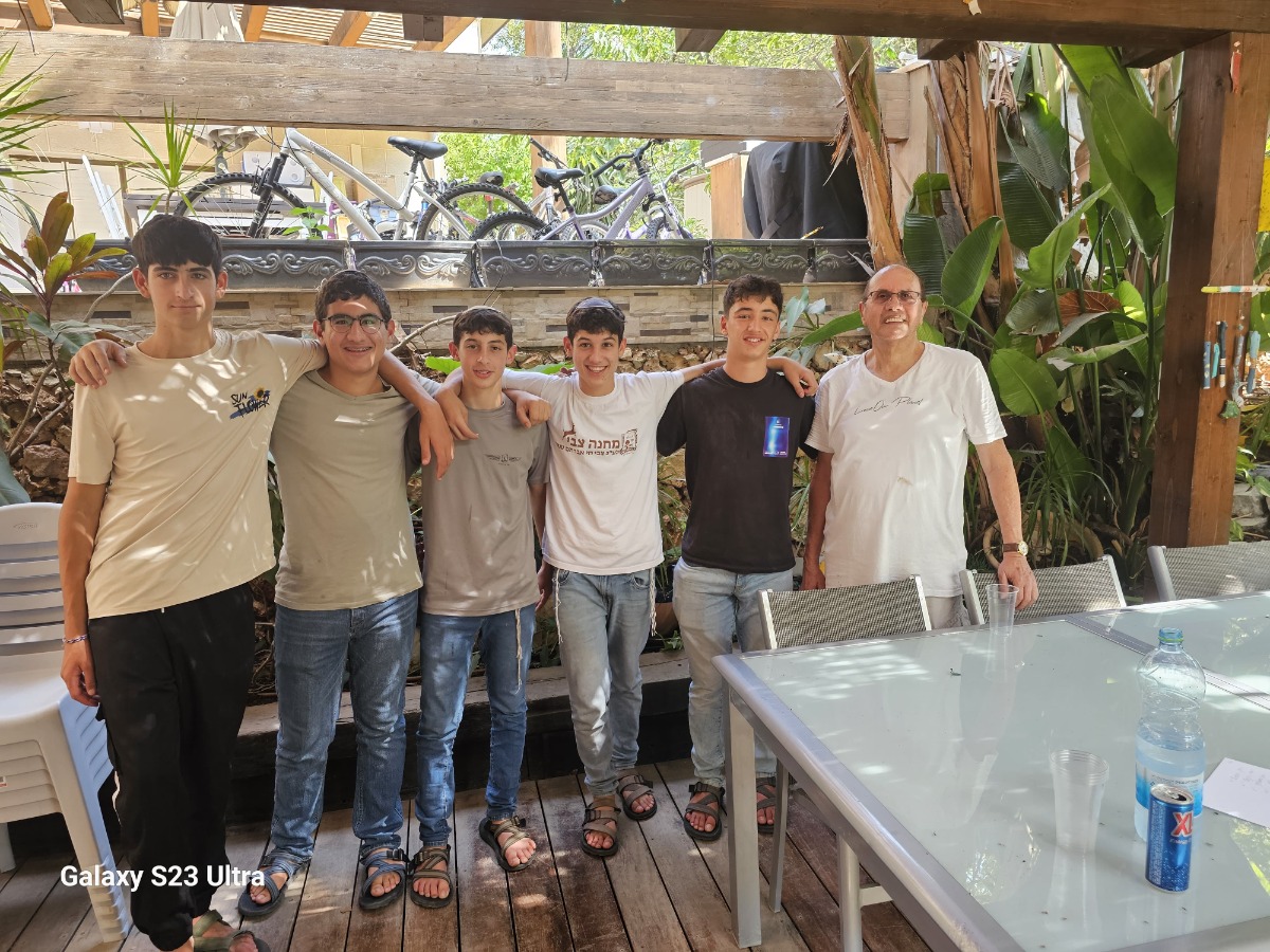 הצוות שהקים סוכה לנעמי ושמשון רובין (16/09/2025)