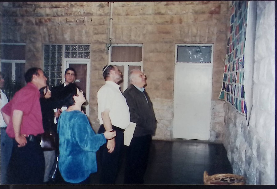 מר ראובן ריבלין מקבל הסבר על השטיח