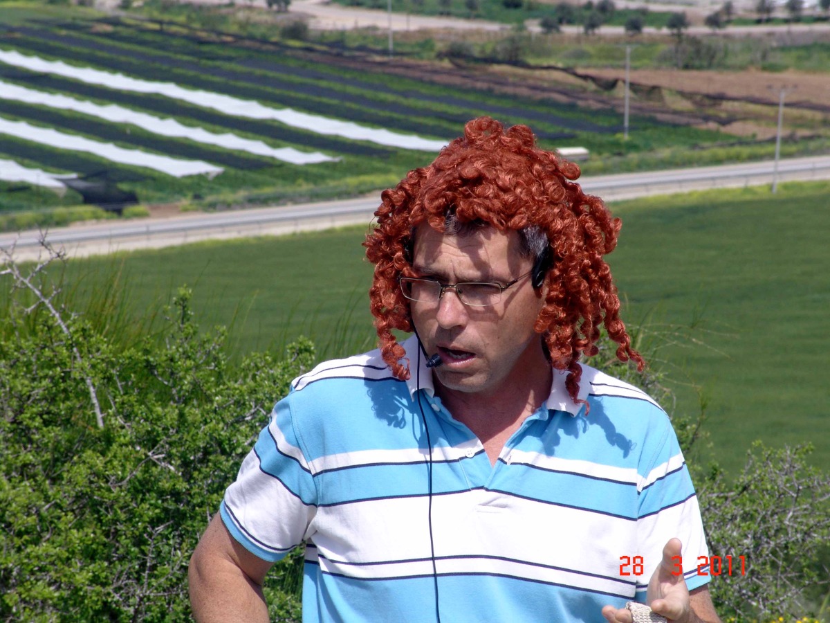 המדריך אוריאל פיינרמן מגלם את דוד המלך מול גולית (28.3.2011)