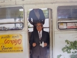 הנשיא יצחק נבון בפתח מזנון רייק (באדיבות משפחת רייק, תשרי תשפ"ו 2025)