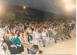 ההופעה למרגלות גבעת הגורן - בשורה הראשונה נשיא המדינה