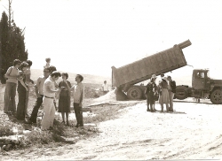 בחלק השמאלי של התמונה (מימין לשמאל): שאול שפורן, וורה קויאט, חנוך קליין, גדעון עדי ושושי שור