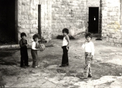 ילדי המייסדים בבניין המשטרה - טרם ריצוף וקירוי המבנה