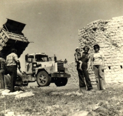 שושי שור ובנה גדעון ליד בניין המשטרה