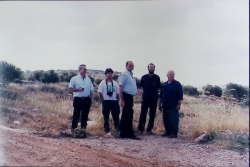 מימין לשמאל: אליהו ליסיצין, ?, מרסל גנס, שחר קליין ונחום ארבל. קליין חמד לצון וכמעט גרם להתקף לב אצל המארגנים - כאשר נצפה מרחוק מתקרב לגבעה עם חולצת "מרץ"