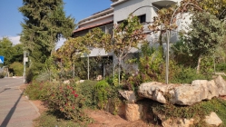 הכניסה למרפאה מרחוב שיר השירים