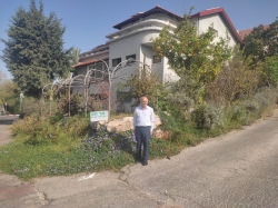 ד"ר איין כהן ליד ביתו והמרפאה