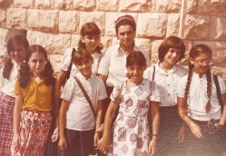 1979 הכיתה של נורית גורפינקל. (משמאל: 
אביגיל ויס, שרית רביב, נילי דודסון, גדית עדי, חגית שיף, ורד שטראוס ואביטל קנולר
(באדיבות ורדה ויהודה דוידסון, 2024)