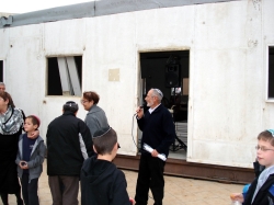 אבישי דאום מברך (משמאלו ורה קויאט)