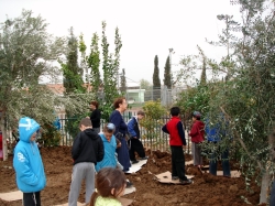 ורה קויאט ומאחוריה הדסה שפר