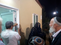 קביעת מזוזה על ידי ראש המועצה צדוק זהוראי
ניסן 2012