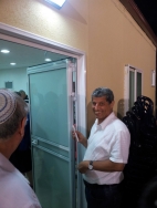 קביעת מזוזה על ידי ראש המועצה צדוק זהוראי
ניסן 2012