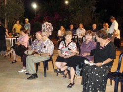 הרמת כוסית  במועדון 50 פלוס ערב ראש השנה תשע"ג