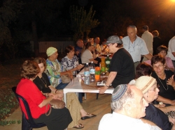 הרמת כוסית  במועדון 50 פלוס ערב ראש השנה תשע"ג