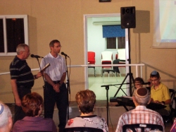 הרמת כוסית  במועדון 50 פלוס ערב ראש השנה תשע"ג