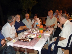 הרמת כוסית  במועדון 50 פלוס ערב ראש השנה תשע"ג