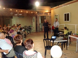 הופעה מוסיקלית של משפחת ניר לדורותיה