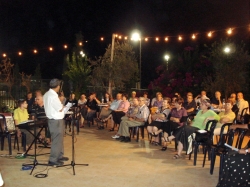 הרמת כוסית  במועדון 50 פלוס ערב ראש השנה תשע"ג