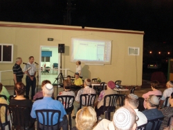 הרמת כוסית  במועדון 50 פלוס ערב ראש השנה תשע"ג