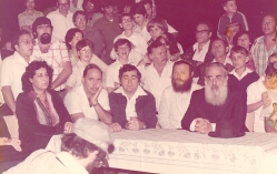 יושבים: הרב שלמה גורן, הרב חיים דרוקמן, זבולון המר וגאולה כהן (צילם: עקיבא אייזנברג)