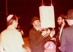 הרב שלמה גורן וספר התורה (צילם: עקיבא אייזנברג)