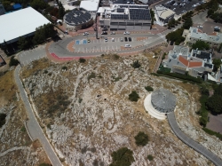 המורד הדרום-מערבי לכיוון בית הספר - צילומי רחפן של צביקי בצר, ל"ג בעומר תשפ"ה 16 במאי 2025