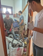 נוער אלקנה מסייעים למשפחה שביתה נפגע מרסיסי יירוט 20/06/2025