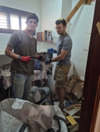 נוער אלקנה מסייעים למשפחה שביתה נפגע מרסיסי יירוט 20/06/2025