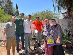 נוער אלקנה מסייעים למשפחה שביתה נפגע מרסיסי יירוט 20/06/2025