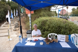 נילי דל בשולחן ההרשמה (צילום: דני סיטרון)