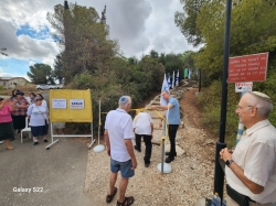 טקס גזירת הסרט - ראש המועצה אסף מינצר, שמואל גורפינקל ואבי רוגובסקי (צילום: סלין מיכליס)