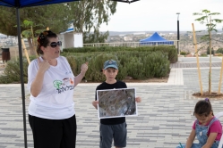 עדי שרון מדריכה בתחנת תעלות הקשר (צילום: דני סיטרון)