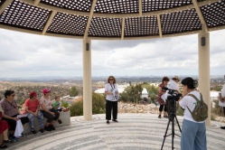 אפרת חן מדריכה במצפה הגורן (צילום: דני סיטרון)