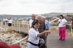 יד זיכרון לורה ומיג"ף קויאט - בהדרכת אסתר אדמנית (צילום: דני סיטרון)