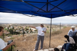 מיכל פינטו מדריכה בתצפית דרום-מזרח (צילום: דני סיטרון)