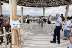 אפרת חן מדריכה במצפה הגורן (צילום: דני סיטרון)