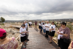 יד זיכרון לורה ומיג"ף קויאט - בהדרכת אסתר אדמנית (צילום: דני סיטרון)