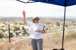 מיכל פינטו מדריכה בתצפית דרום-מזרח (צילום: דני סיטרון)