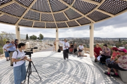 ורדה גורפינקל מדריכה במצפה הגורן (צילום: דני סיטרון)