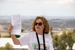 אפרת חן מדריכה במצפה הגורן (צילום: דני סיטרון)