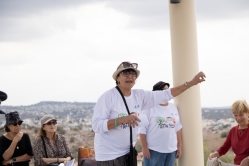 ורדה גורפינקל מדריכה במצפה הגורן (צילום: דני סיטרון)