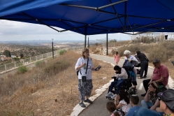 ריקי גלזנר מדריכה בתצפית דרום-מזרח (צילום: דני סיטרון)