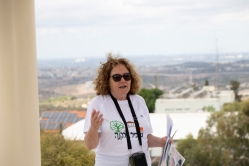 אפרת חן מדריכה במצפה הגורן (צילום: דני סיטרון)