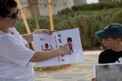 עדי שרון מדריכה בתחנת תעלות הקשר (צילום: דני סיטרון)