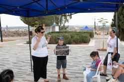 עדי שרון מדריכה בתחנת תעלות הקשר (צילום: דני סיטרון)